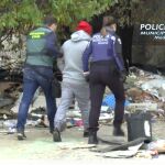 Agentes de la Guardia Civil conducen a uno de los detenidos