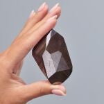 Fotografía promocional cedida por la casa de subastas Sotheby's donde se aprecia el diamante "Enigma", el mayor diamante negro facetado en entrar en una subasta | Fuente: EFE/Sotheby's