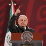 MEX2966. CIUDAD DE MÉXICO (MÉXICO), 17/01/2022.- El presidente de México, Andrés Manuel López Obrador, habla durante una rueda de prensa hoy, en el Palacio Nacional, en Ciudad de México (México). El presidente de México, Andrés Manuel López Obrador, reapareció este lunes en su rueda de prensa matutina tras una semana de aislamiento debido a su contagio de coronavirus. EFE/ Sáshenka Gutiérrez