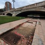 Antigua fuente ornamental de baldosas rojas, hoy destrozada y llena de suciedad