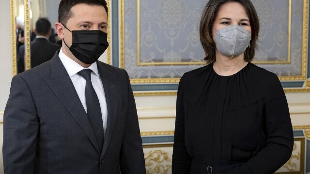 El presidente ucraniano Volodimir Zelensky, a la izquierda, y la ministra de Asuntos Exteriores alemana Annalena Baerbock posan durante su reunión en Kiev, Ucrania