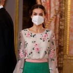 La reina Letizia durante la recepción al cuerpo diplomático acreditado en España durante un acto celebrado en el Palacio Real de Madrid este lunes. EFE/ Juan Carlos Hidalgo POOL
