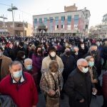 Cientos de personas han asistido en la fría mañana de este lunes en la plaza de la Constitución de Totana a la ceremonia de despedida del alcalde de la localidad, Juan José Cánovas, fallecido este domingo a los 63 años de edad por las complicaciones respiratorias causadas por el Covid-19. EFE/Marcial Guillén