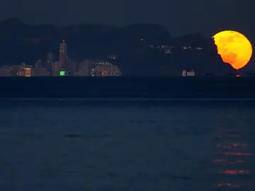 La primera luna llena del 2022 es vista desde la playa de San Juan a su salida por Benidorm. La primera luna llena del 2022 es vista desde la playa de San Juan a su salida por Benidorm.