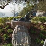 En primer término, la piedra donde estaba la placa retirada primero y, detrás, el requeté en bronce que se encontraba delante de la cripta de Montserrat