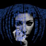 Una persona apoyándose en un algoritmo para tomar una decisión (recreación artística)