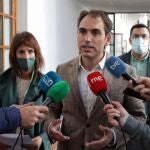 Los portavoces de Unidas Podemos por Andalucía Martina Velarde (i) y Toni Valero (d)