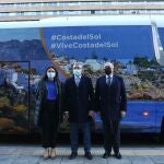 El presidente de Turismo Costa del Sol, Francisco Salado, posa junto a la consejera delegada de Turismo Costa del Sol, Margarita del Cid, frente a uno de los autobuses con vinilos que promocionarán el destino en Madrid