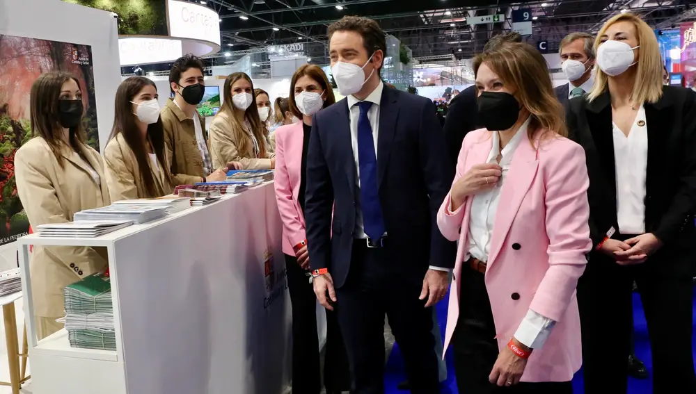 El secretario general del partido popular Teodoro Garcíaa Egea junto con la consejera de cultura y turismo de la junta visita el Stand de Castilla y León