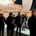 Músicos de la Banda Municipal de València tocan marchas fúnebres en un acto reivindicativo frente al Palau de les Arts para protestar contra la intención del Ayuntamiento de trasladar la agrupación al Palau de la Música