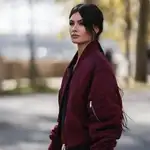 Madame de Rose con una chaqueta bomber en color vino.