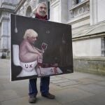 El artista Kaya Mar con un cuadro irónico sobre Boris Johnson bebiendo vino