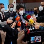 El presidente de la Comunidad de Murcia, Fernando López Miras, atiende a la prensa durante la inauguración del estand de la región en la Feria Internacional del Turismo (Fitur), este miércoles en Madrid. EFE/J.J. Guillén