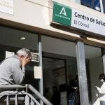 Unas personas hacen cola para conseguir una cita con su médico de cabecera en el Centro de Salud "El Consul", en el barrio de Teatinos-Universidad de Málaga
