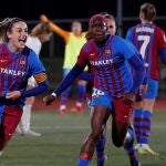 LAS ROZAS (MADRID), 19/01/2022.- La delantera española del FC Barcelona, Alexia Putellas (i), celebra la consecución del primer gol de su equipo ante el Real Madrid durante la primera semifinal de la Supercopa de España femenina disputada este miércoles en la Ciudad del Fútbol de Las Rozas. EFE/ Juanjo Martín