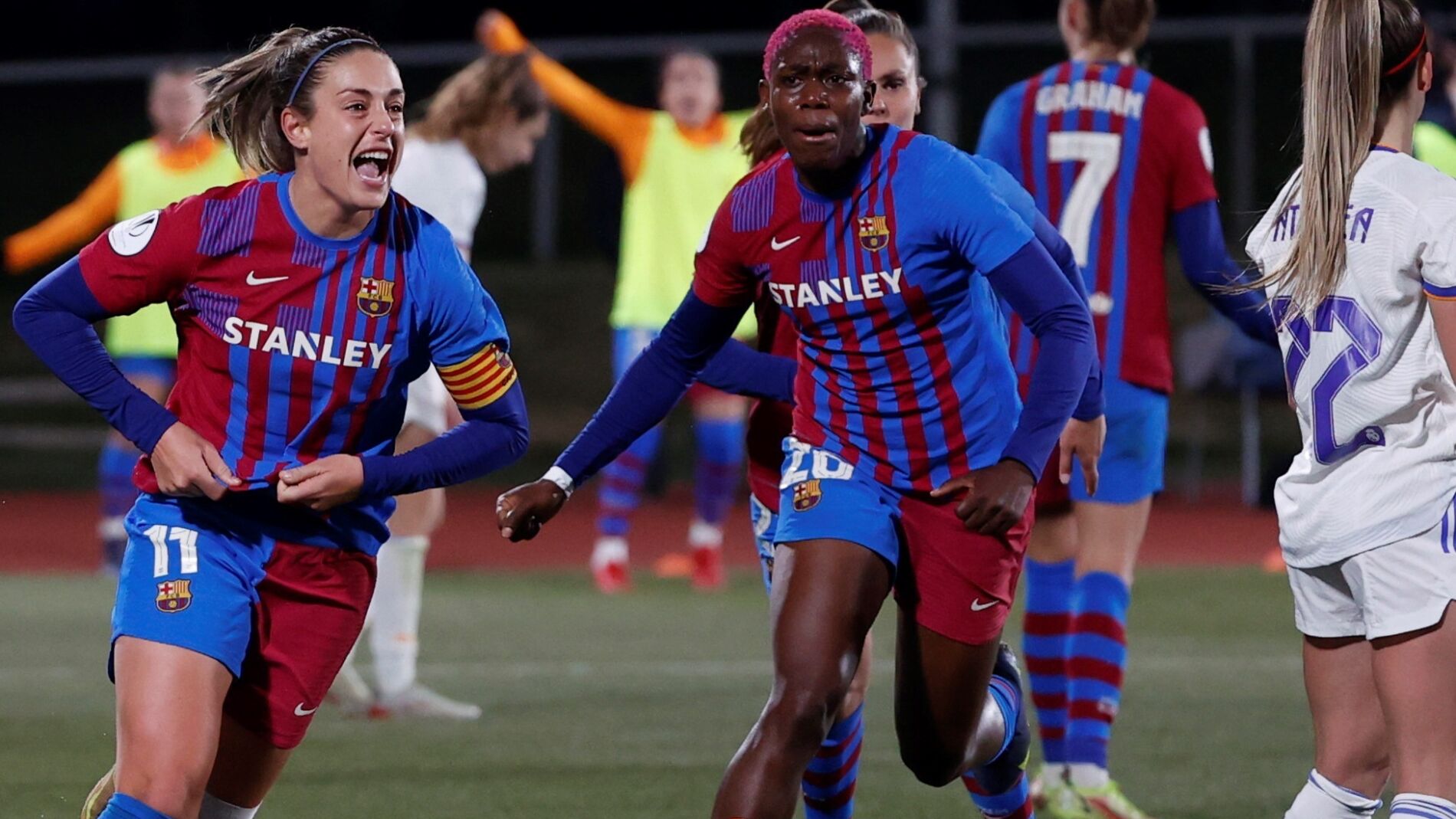 LAS ROZAS (MADRID), 19/01/2022.- La delantera española del FC Barcelona, Alexia Putellas (i), celebra la consecución del primer gol de su equipo ante el Real Madrid durante la primera semifinal de la Supercopa de España femenina disputada este miércoles en la Ciudad del Fútbol de Las Rozas. EFE/ Juanjo Martín