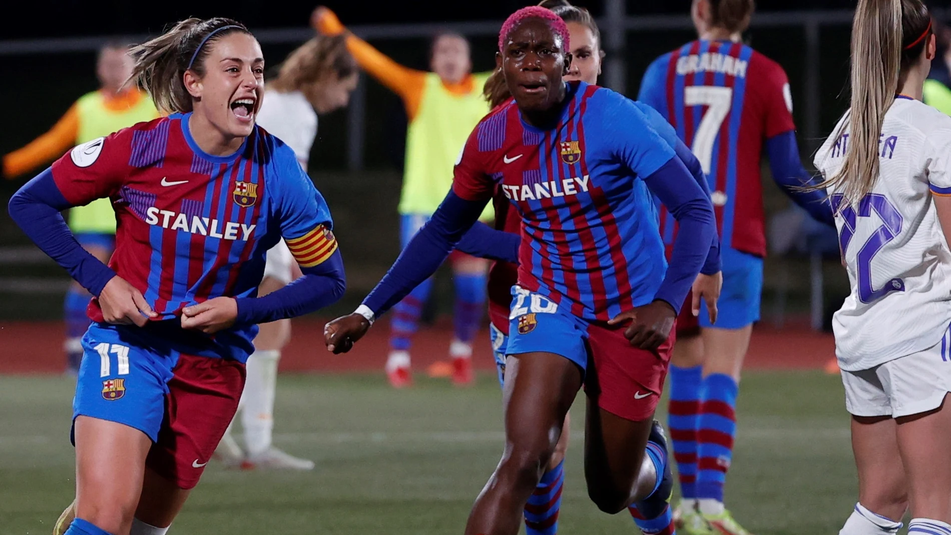 LAS ROZAS (MADRID), 19/01/2022.- La delantera española del FC Barcelona, Alexia Putellas (i), celebra la consecución del primer gol de su equipo ante el Real Madrid durante la primera semifinal de la Supercopa de España femenina disputada este miércoles en la Ciudad del Fútbol de Las Rozas. EFE/ Juanjo Martín