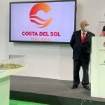 El alcalde de Estepona, José María García Urbano, con el presidente de Globalia, Juan José Hidalgo, en Fitur