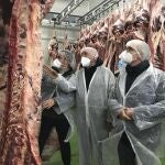 Visita de Jesús Julio Carnero a la cooperativa dehesa Grande en Vitigudino, le acompañan el presidente provincial del PP, Javier Iglesias entre otros