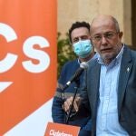 El candidato a la Presidencia de la Junta de Castilla y León, Francisco Igea junto con el diputado y portavoz adjunto de Ciudadanos en el Congreso Edmundo Bal, esta tarde durante el acto de presentación de la candidatura por Segovia de Ciudadanos a las Cortes de Castilla y León. PABLO MARTIN