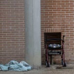 Un edredón y un andador en las inmediaciones de la Residencia de la Tercera Edad de Moncada donde se ha producido un incendio