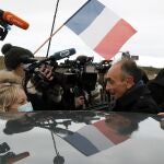 Los periodistas rodean al candidato ultraderechista Éric Zemmour en Calais