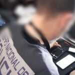 Imagen de la investigación por la venta de 'packs' de archivos de pornografía infantil por internet.