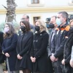 Las autoridades guardan un minuto de silencio