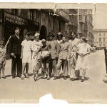 Pablo Picasso, en el centro de la imagen, con sus familiares en Barcelona, en 1933