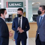 El presidente de la Asociación de la Prensa de Valladolid, Juan Martín Fernández, el rector de la Universidad Europea Miguel de Cervantes, David García López, y el consejero de la UEMC Jesús Zarzuela Mateos, suscriben el acuerdo