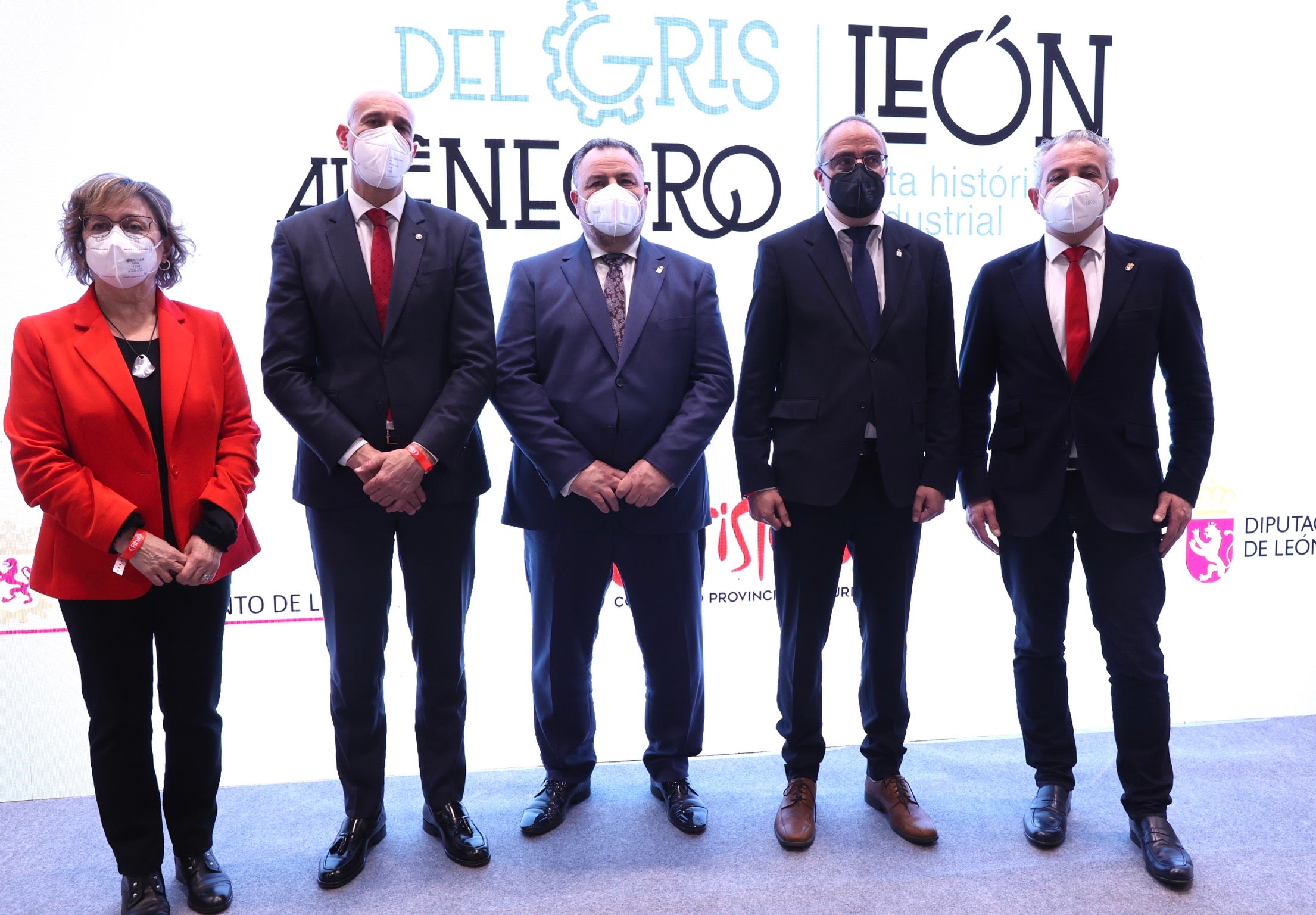 El presidente de la Diputación de León y del Consorcio Provincial de Turismo, Eduardo Morán, presenta la ruta histórico industrial "Del Gris al Negro", junto a los alcaldes de León y Ponferrada, José Antonio Diez y Olegario Ramón, respectivamente