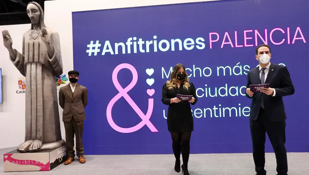El alcalde de Palencia, Mario Simón, da a conocer las novedades del Ayuntamiento, junto a la concejala Laura Lombraña