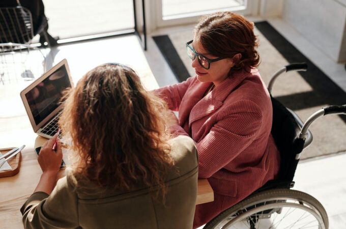 En España, la actual legislación obliga a que las empresas con más de 50 trabajadores a que al menos un 2% de su plantilla sean personas con certificado de discapacidad superior al 33%.