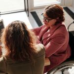 En España, la actual legislación obliga a que las empresas con más de 50 trabajadores a que al menos un 2% de su plantilla sean personas con certificado de discapacidad superior al 33%.