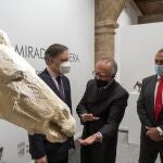 El alcalde de Salamanca, Carlos Garcíaa Carbayo, el presidente de la Fundación Venancio Blanco, Francisco Blanco, y el director general territorial centro de MAPFRE, Antonio Vigil-Escalera del Pozo, presentan la exposición "Una mirada sincera", del escultor salmantino Venancio Blanco.