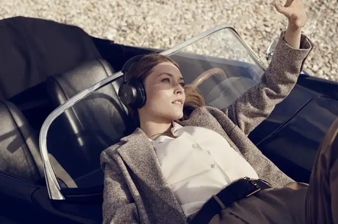 ¿Pueden unos auriculares convertirse en el complemento de moda en un look? Te demostramos que sí ¿Pueden unos auriculares convertirse en el complemento de moda en un look? Te demostramos que sí