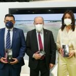 Presentación de la guía, en la que han estado presentes el presidente de la Diputación de Sevilla, Fernando Rodríguez Villalobos; el alcalde del municipio extremeño de Guadalupe, Felipe Sánchez Barba; y la delegada Territorial de Turismo de la Junta, Rosa Hernández