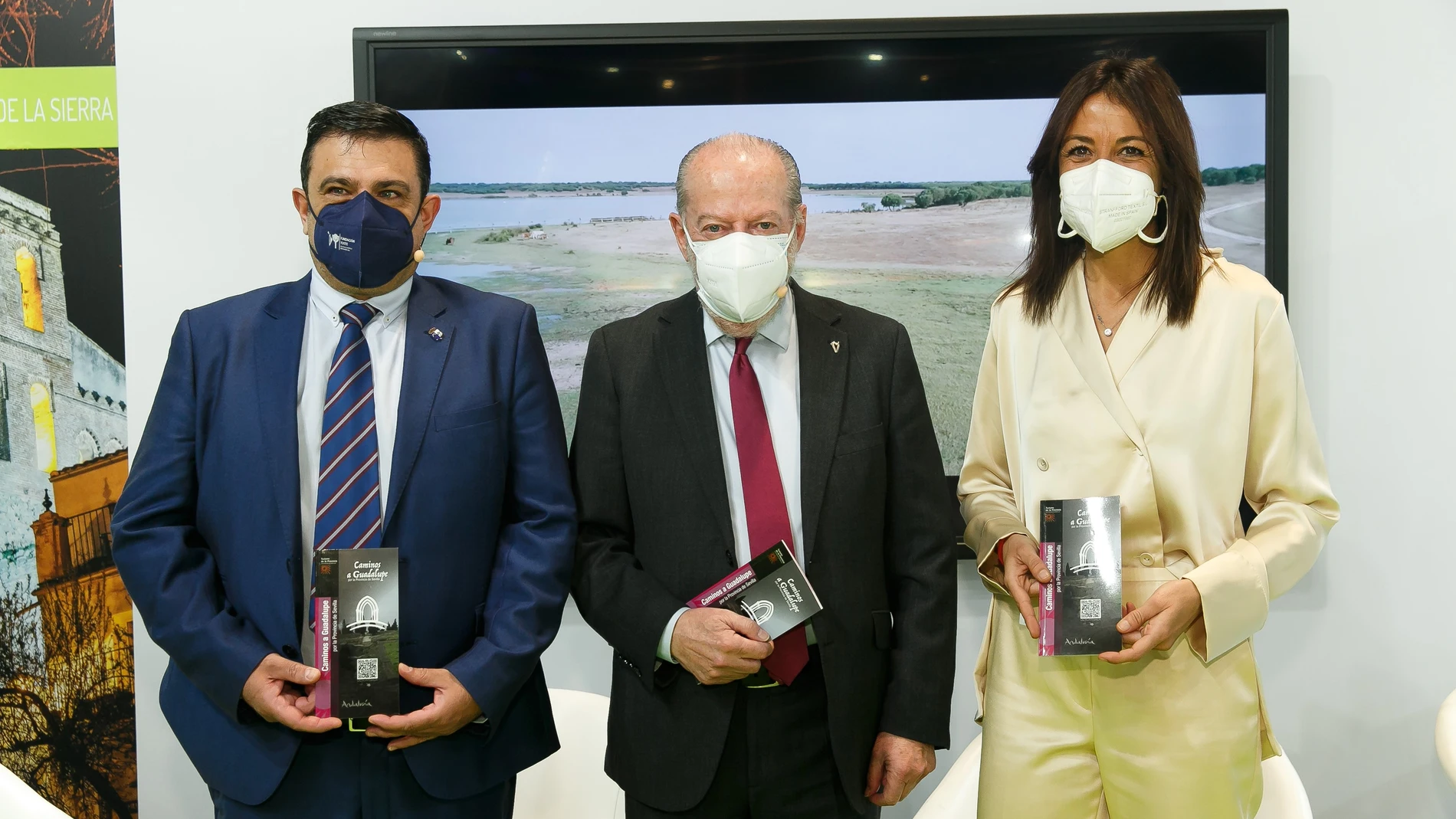 Presentación de la guía, en la que han estado presentes el presidente de la Diputación de Sevilla, Fernando Rodríguez Villalobos; el alcalde del municipio extremeño de Guadalupe, Felipe Sánchez Barba; y la delegada Territorial de Turismo de la Junta, Rosa Hernández