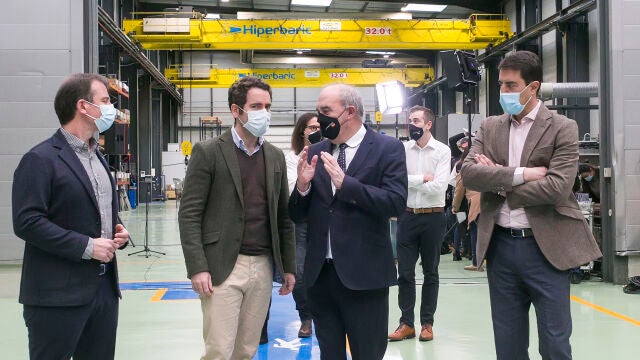 El secretario general del Partido Popular, Teodoro García Egea (2d), y el CEO de Hiperbaric, Andrés Hernando (3d), charlan en su visita a la empresa de tecnologías de altas presiones Hiperbaric