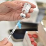 Preparación dosis vacuna Moderna contra el Covid-19