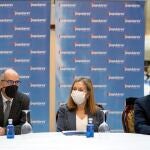 La vicesecretaria de Política Social del Partido Popular, Ana Pastor, mantiene una reunión con miembros de la Federación provincial de asociaciones de jubilados y pensionistas de Salamanca, a la que también asisten el alcalde Carlos García Carbayo y el presidente de la Diputación, Javier Iglesias