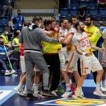 Los Hispanos abrazan a su portero, Gonzalo Pérez de Vargas, que paró el penalti final a Rusia y salvó el triunfo de España