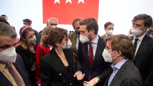 La presidenta de la Comunidad de Madrid, Isabel Díaz Ayuso, habla con el presidente del Partido Popular, Pablo Casado y el alcalde de Madrid, José Luis Martínez-Almeida se encuentran en el stand del Día de Madrid