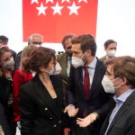 La presidenta de la Comunidad de Madrid, Isabel Díaz Ayuso, habla con el presidente del Partido Popular, Pablo Casado y el alcalde de Madrid, José Luis Martínez-Almeida se encuentran en el stand del Día de Madrid
