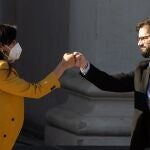 El presidente electo de Chile, Gabriel Boric, y la futura ministra de Interior y Seguridad Pública, Izkia Siches, durante la presentación oficial del gabinete de Gobierno del presidente electo Gabriel Boric, hoy en las instalaciones del Museo Nacional de Historia Natural en Santiago