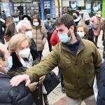 El candidato de Vox a la Junta, Juan García-Gallardo salud a varios simpatizantes a su llegada al acto del partido en la calle Concordia de Burgos
