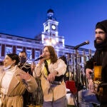 Músicos callejeros reivindican poder utilizar amplificadores en Madrid ante la prohibición del ayuntamiento.
