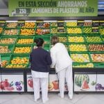 Dos clientas en la sección de frutería de un supermercado