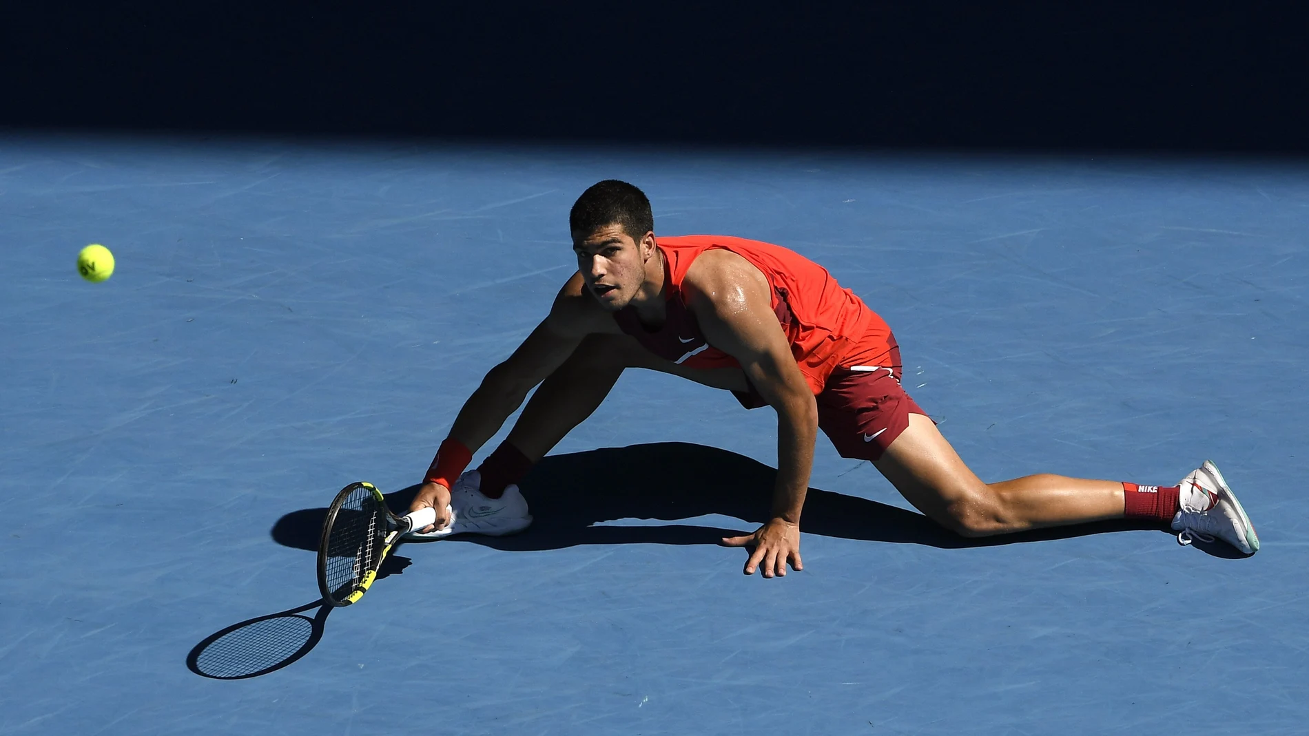 Carlos Alcaraz se estira para devolver una bola en su partido ante Berrettini