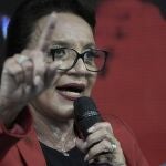 Xiomara Castro, esposa del expresidente hondureño Manuel Zelaya derrocado en un golpe de Estado en 2009, se convierte este jueves en la primera presidenta de Honduras
